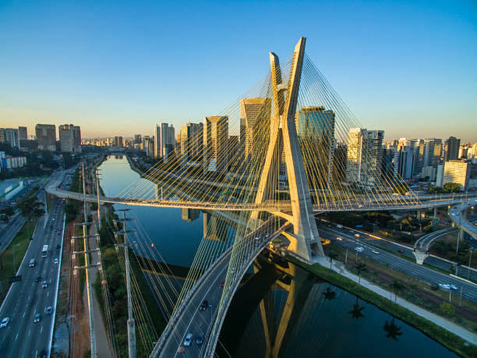 Ponte Estaiada ao pôr do sol, São Paulo